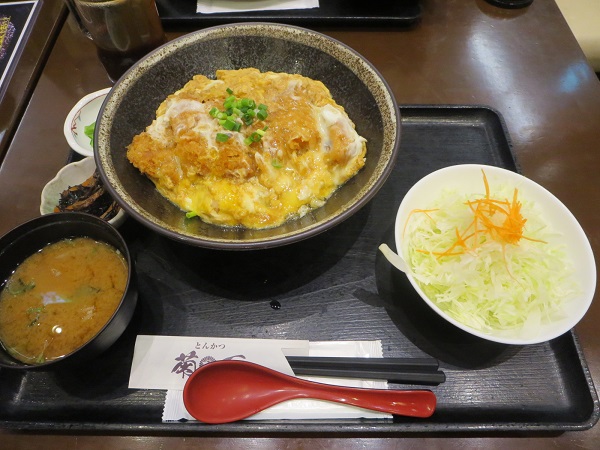 とんかつ菊万の極上リブカツ丼の全体画像。