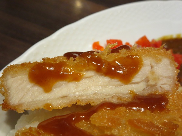 星野珈琲店のカツカレーのとんかつの断面の近影画像。