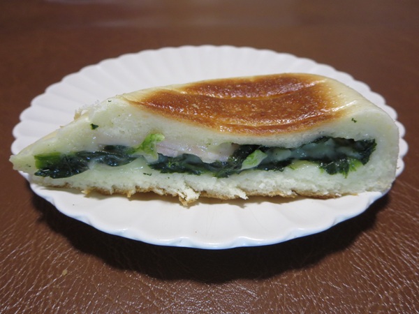 パンとお菓子の店 tocotocoのほうれん草とベーコンのパニーニの断面の近影画像。