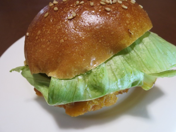 クロワッサンのジューシーフライドチキンバーガーの近影画像。