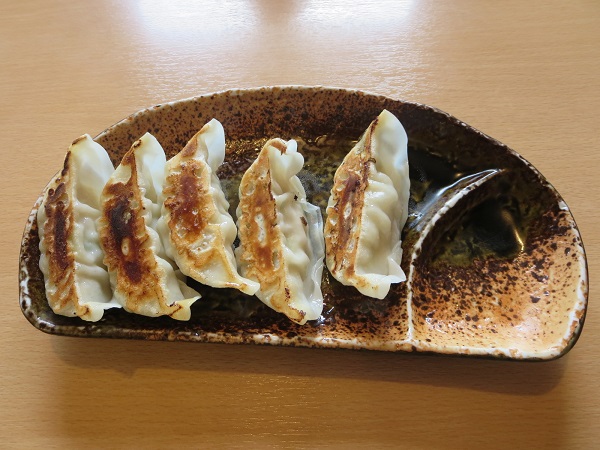 蔵出し味噌麺場 喜久屋の特製餃子の全体画像。