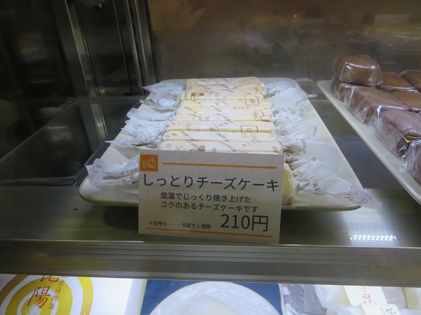 パティスリー タルブのしっとりチーズケーキが置かれているショーケース。