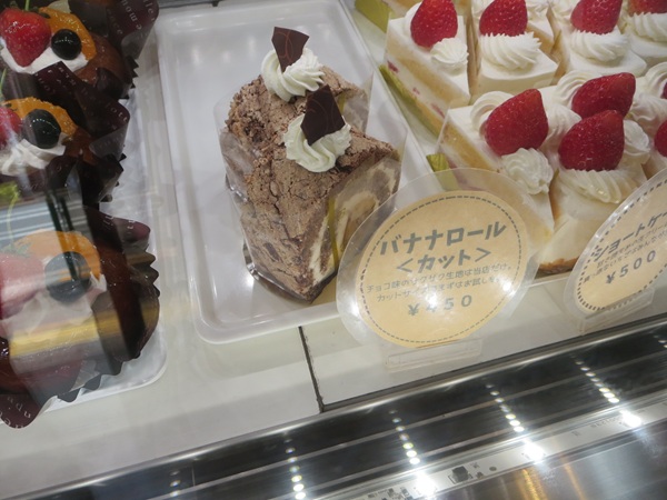 手作り菓子工房 うふのバナナロールが置かれているショーケース。