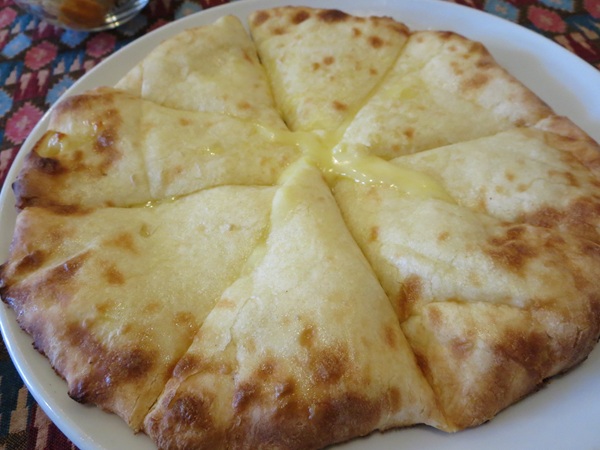 インドレストラン マハラジャのチキンカレー＆チーズナンのチーズナンの近影画像。