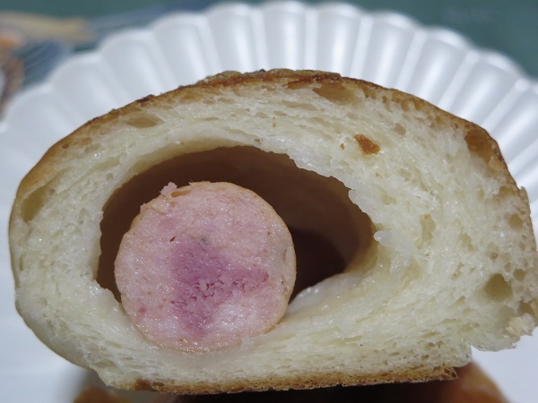 BundBakeryのソーセージロールの断面の近影画像。