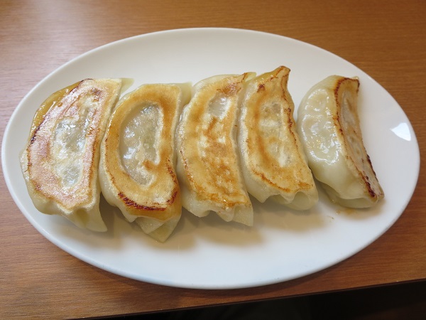 海浜飯店の手作り焼き餃子の全体画像。