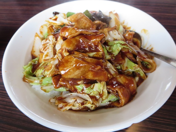 香源のホイコーロー丼の近影画像。