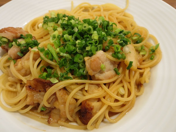 オリーブの丘のごろごろチキンのレモンバター醤油の近影画像。
