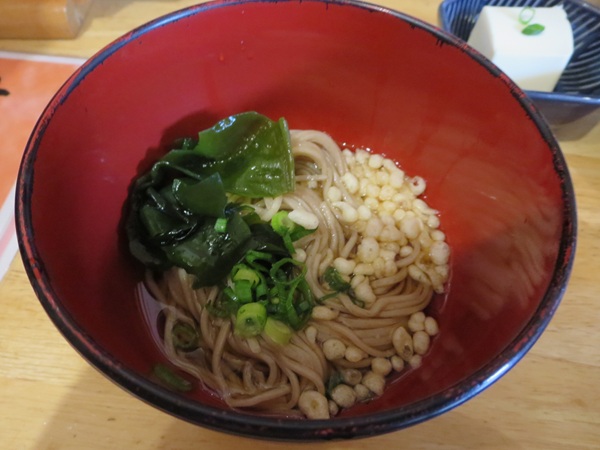 たま家の上炭火親子丼の蕎麦の近影画像