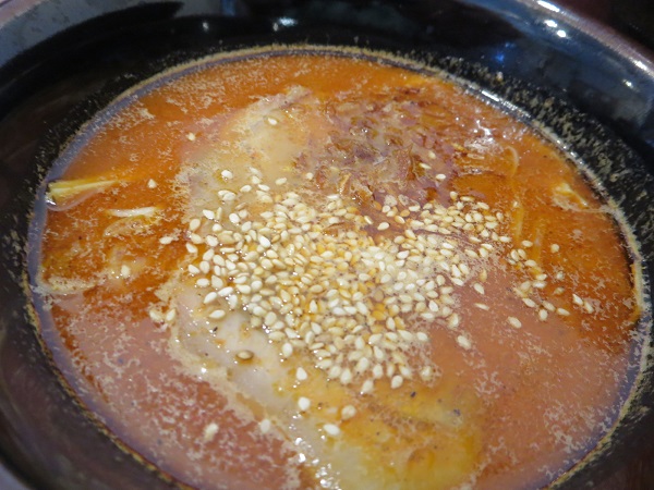 麺処あみやの辛ごまつけめんのつけ汁の近影画像。