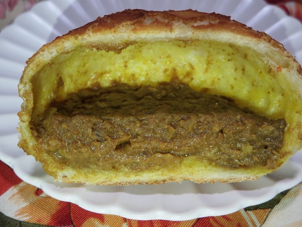 サフラン・フルールのダッチカレーの断面の近影画像。