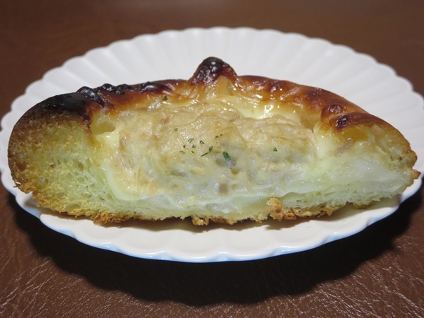 ルフランのツナマヨのトースト後の断面の近影画像。