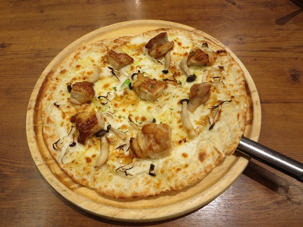 オリーブの丘のピッツア・チキン&きのこの全体画像。