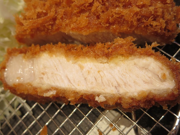 とんかつ神楽坂さくらのあじフライとロースかつ定食のロースかつの断面の近影画像。