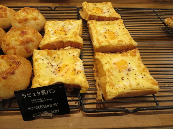 BAKERY&cafe辰巳俱楽部のラピュタ風パンが置かれている陳列棚。