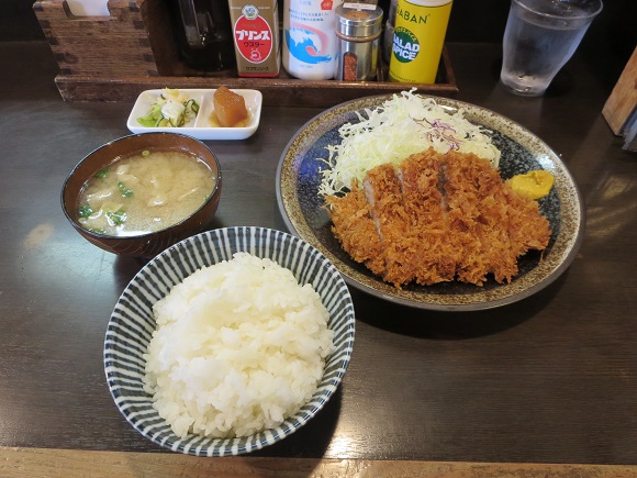 とんかつ きむらのロースかつ（大）定食の姿見。