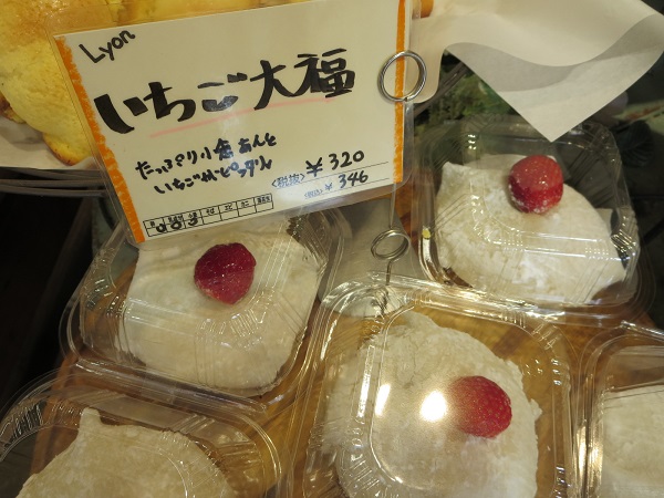 リヨンsudaトロワのいちご大福が置かれている陳列棚。