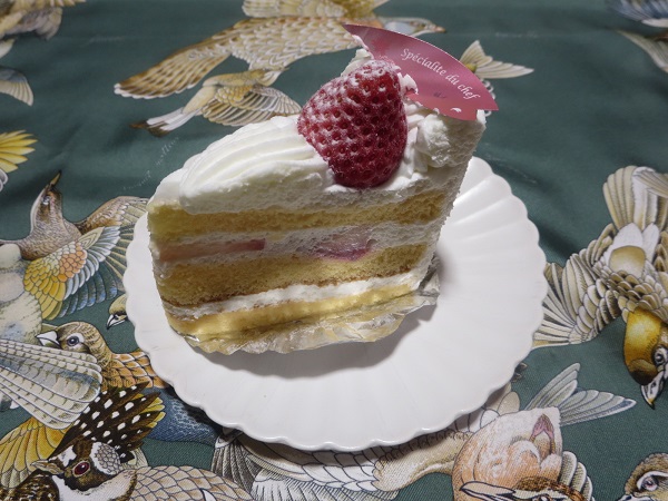 パティスリー HAGUMIの苺のショートケーキの全体画像。