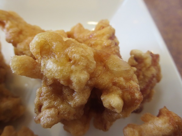春満楼の若鶏のからあげの別の個体の近影画像。