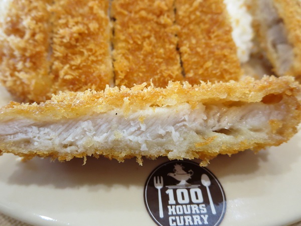 100時間カレーEXPRESSの三元豚ロースカツカレーのロースかつの断面の近影画像。