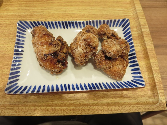 麺飯TAMOTSUの大分のから揚げの姿見。