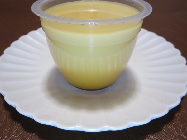 グランドール洋菓子店の焼きプリンの横からの近影画像。