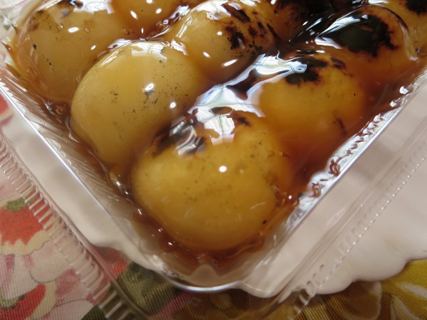 和菓子や 栗山菓舗の焼だんごの近影画像。