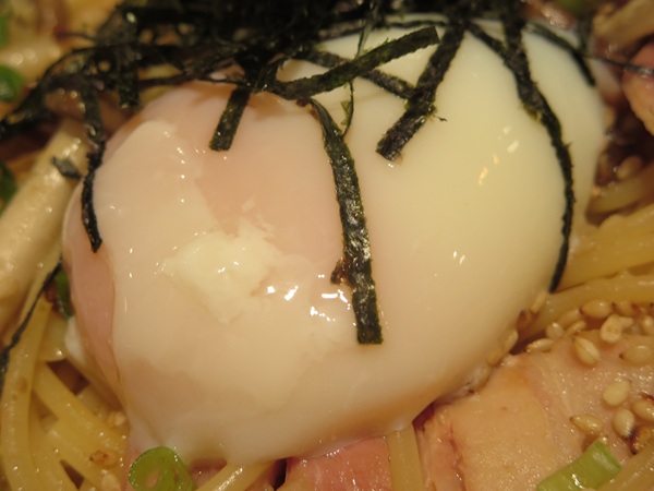 洋麺屋 五右衛門の三元豚ときのこづくしのよくばりスパゲッティーの温泉玉子の近影画像。