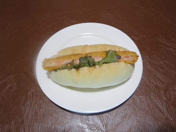Boulangerie MASSAのエビカツコッペの全体画像。