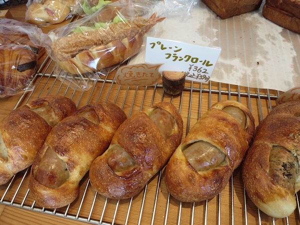 コナノスミカのフランクロールが置かれている陳列棚。