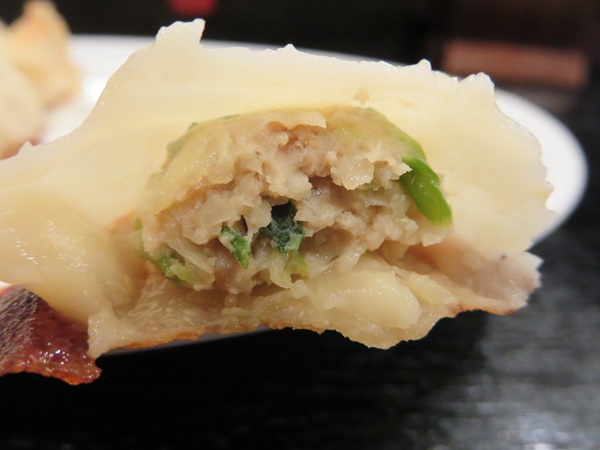 中華料理 華龍の棒餃子の断面の近影画像。