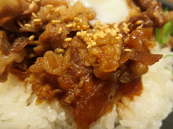 四六時中のとろ玉牛カルビ炙り飯の牛カルビの近影画像。