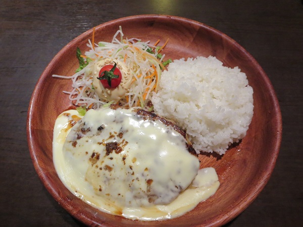 びっくりドンキーのフォンデュ風チーズバーグディッシュの全体画像。