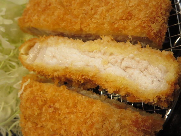 楽楽膳のロースかつ定食のロースかつの断面の近影画像。