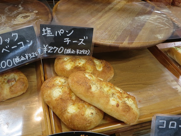 牧場のパン屋さんリヨンの塩パンチーズが置かれている陳列棚。