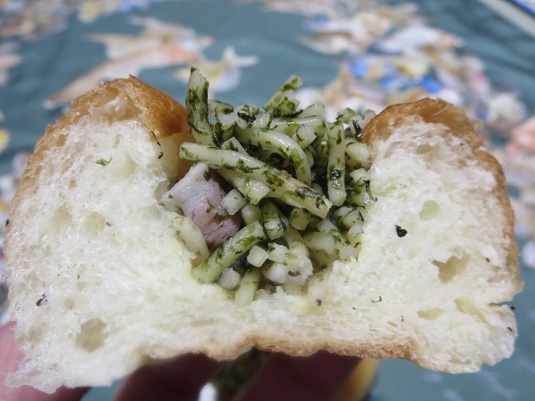 てるパンの行徳焼きそばの断面の近影画像。