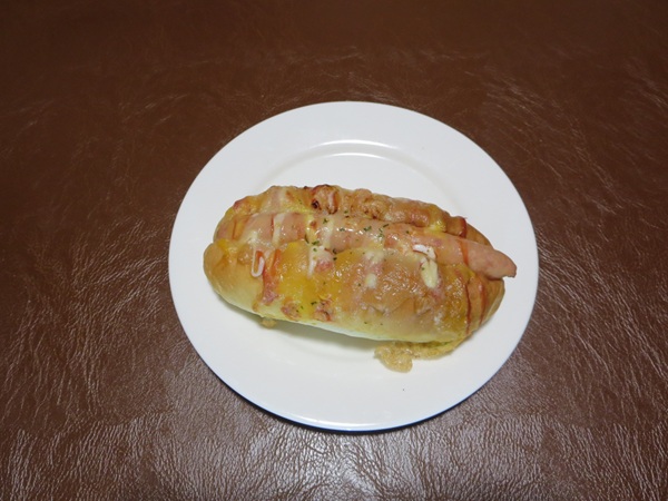 Boulangerie MASSAの豪快あらびきソーセージの全体画像。