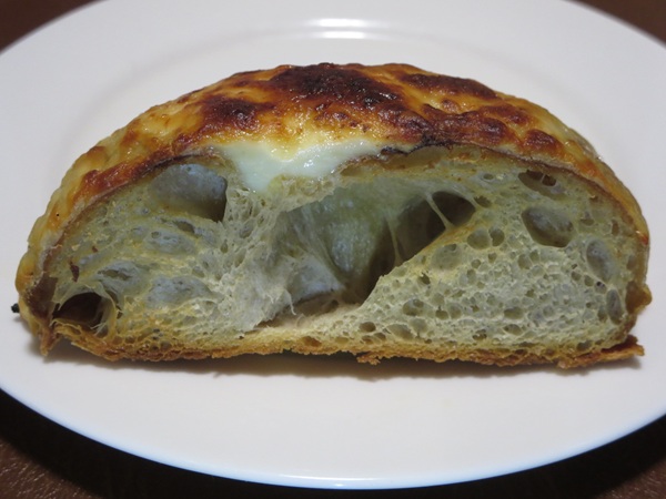 クロワッサンのチーズフォカッチャのトースト後の断面の近影画像。