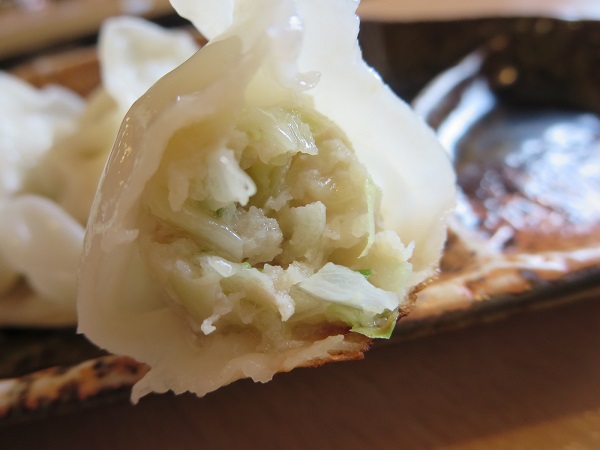蔵出し味噌麺場 喜久屋の特製餃子の断面の近影画像。