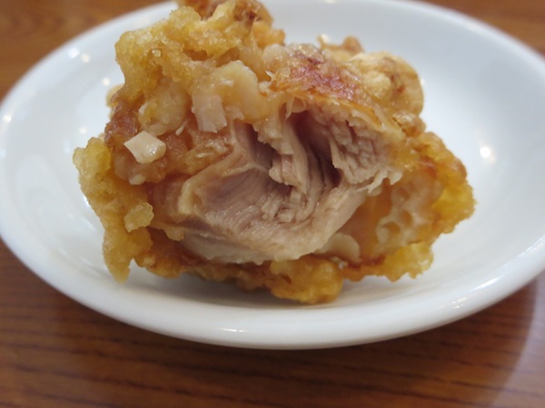 チャイナ厨房の若鶏の唐揚げの断面の近影画像。