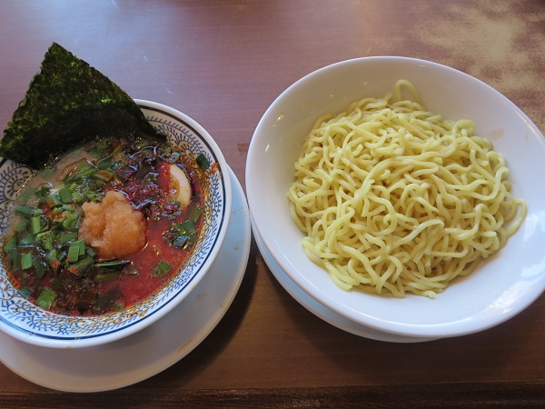 丸源ラーメンの辛肉そばつけ麺の全体画像。