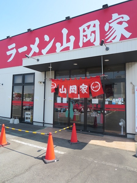 ラーメン山岡家の暖簾と入口。