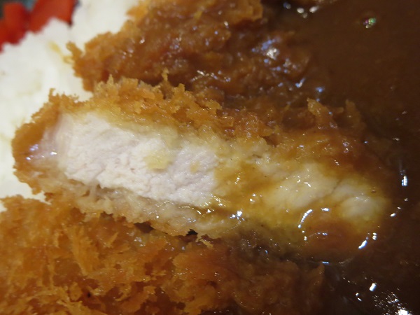 とんかつ 林のロースカツカレーのロースかつの断面の近影画像。