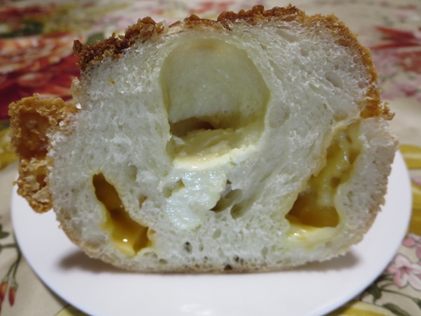 パンとお菓子の店 toco tocoのチーズフランスの断面の近影画像。