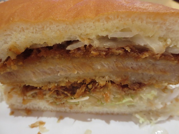 コメダ珈琲店のカツパンのとんかつの断面の近影画像。