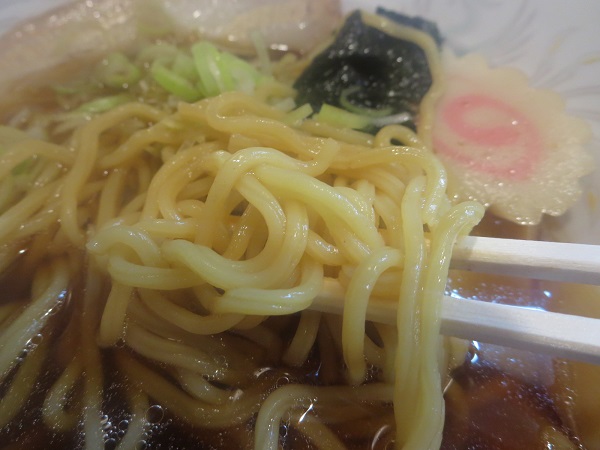 ゆきのラーメンの麺の近影画像。