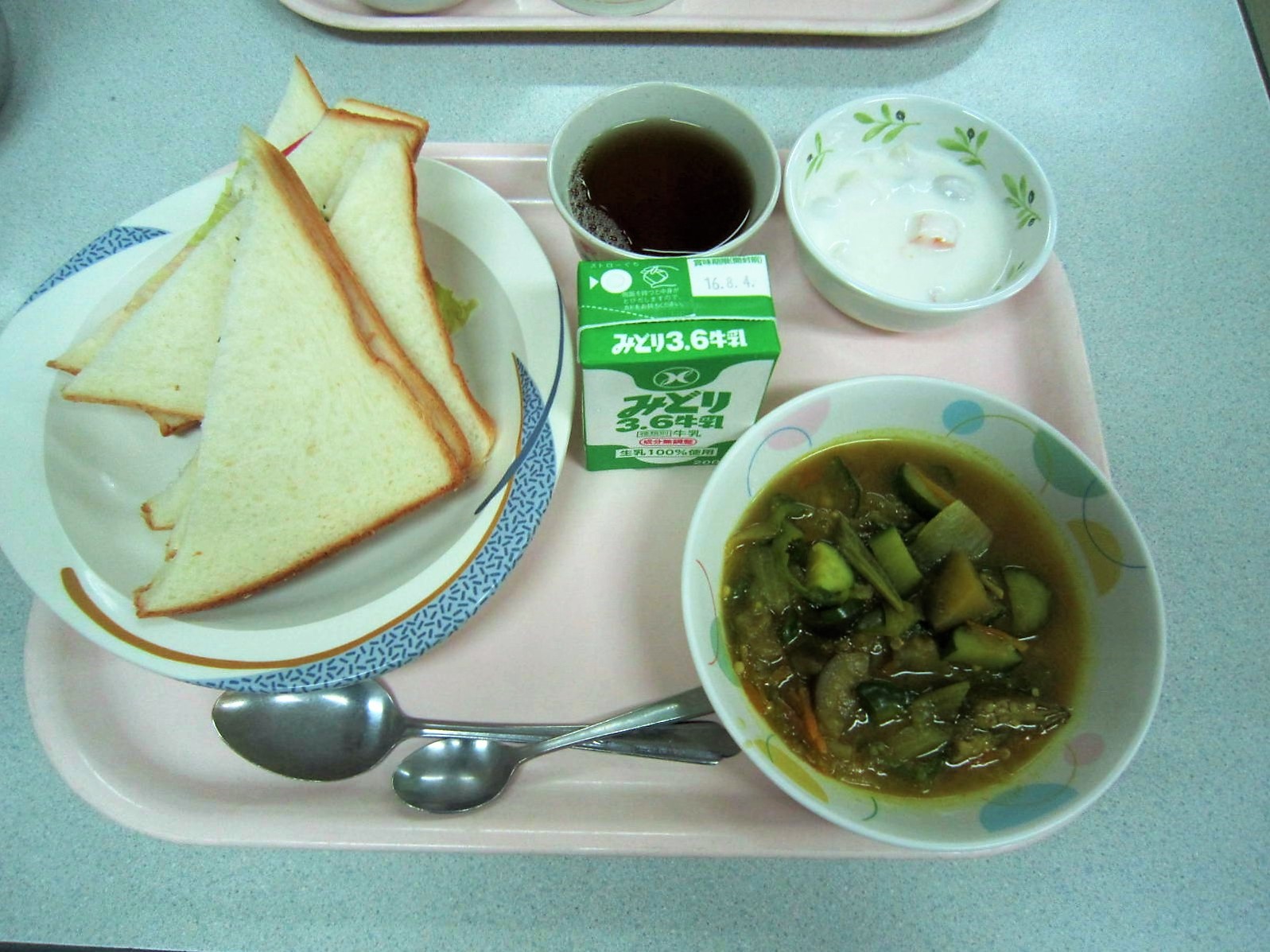 昼食　サンドイッチ、夏野菜のカレースープ、フルーツヨーグルト