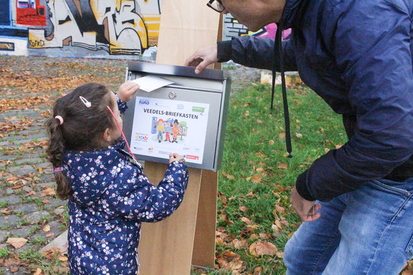 Einwurf in den Veedels-Briefkasten im Bürgerpark Berliner Straße.
