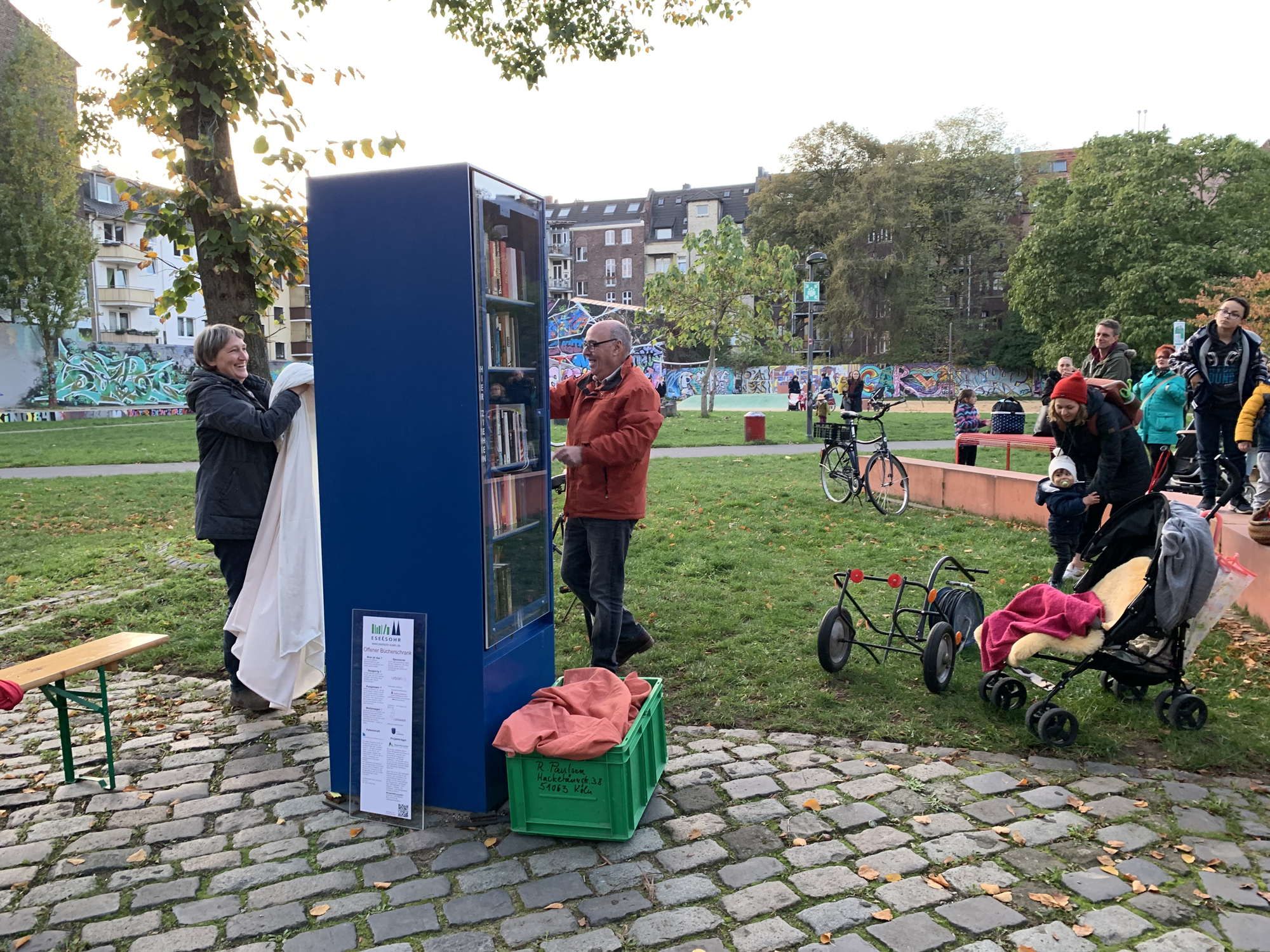 Abschluss des Kinderfestes bildete die Einweihung des Bücherschranks im Bürgerpark. Der nachbarschaft köln-mülheim-nord e. V. verteilte gut erhaltene Second-Hand Bücher an die Kinder.