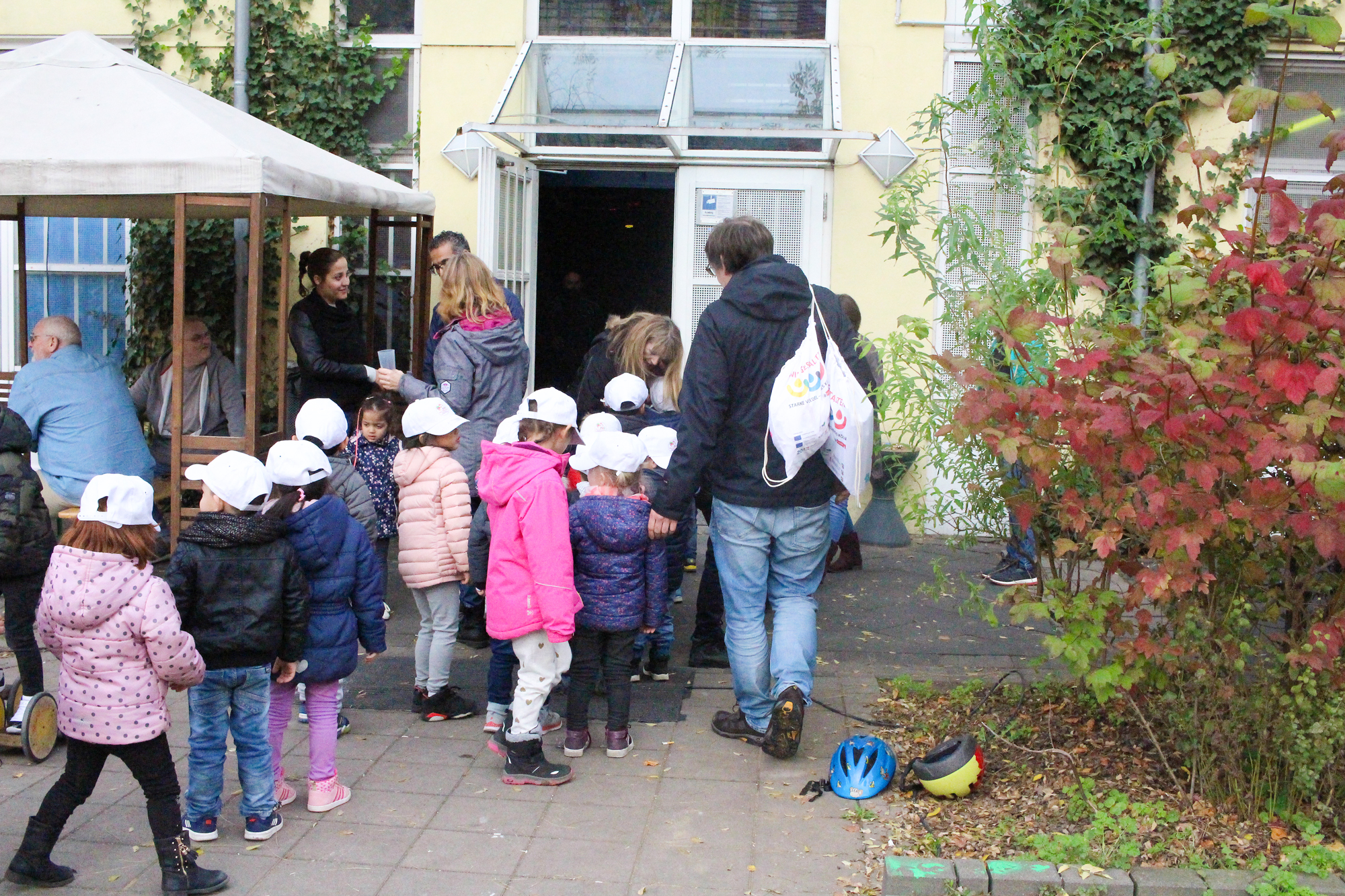 Einlass in das Kindertheater.